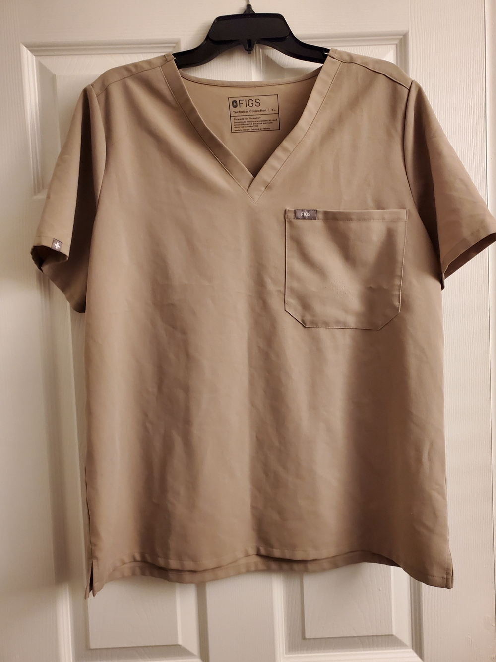 FIGS Women’s V-Neck Scrub Top in Khaki XL